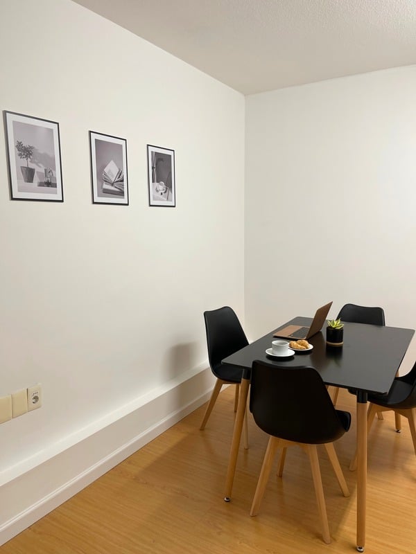 Espacio común de trabajo con mesa y sillas