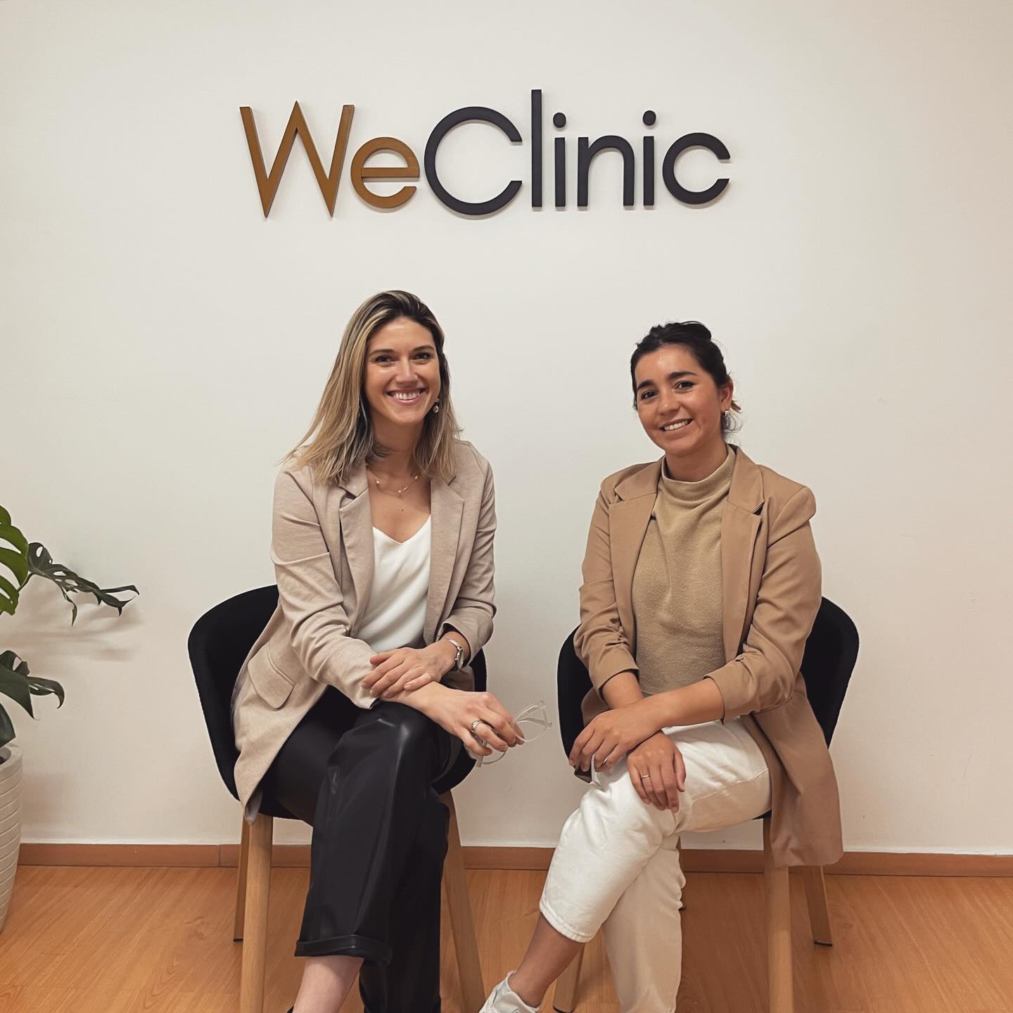 Fernanda y Jéssica, fundadoras de WeClinic, en la recepción