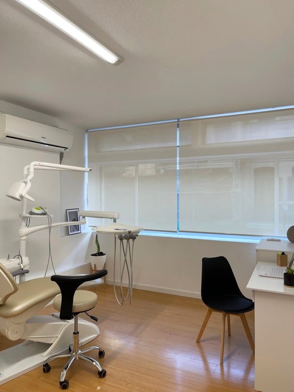 Consultorio odontológico en alquiler en Montevideo, equipado con sillón dental