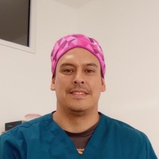 Pablo Rolón, odontólogo en el consultorio odontológico de WeClinic en Montevideo